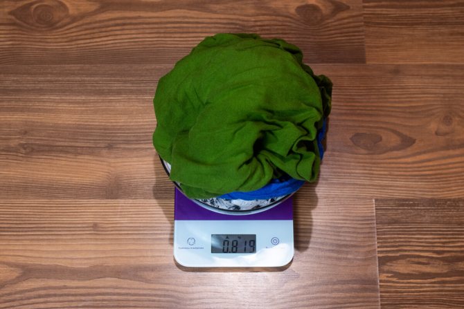 Weighing laundry before washing (photo source: Yandex.Pictures)