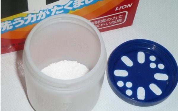 pour the powder into a container and place it in the drum