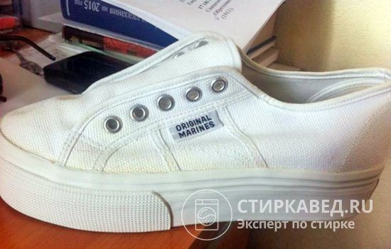 Yellow stains on white sneakers spoil their appearance